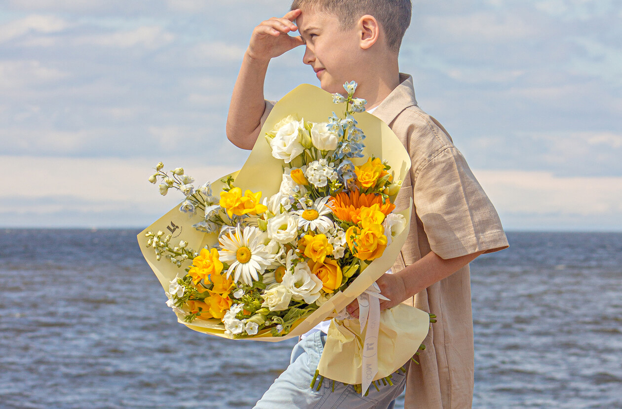 Жёлтый букет у моря